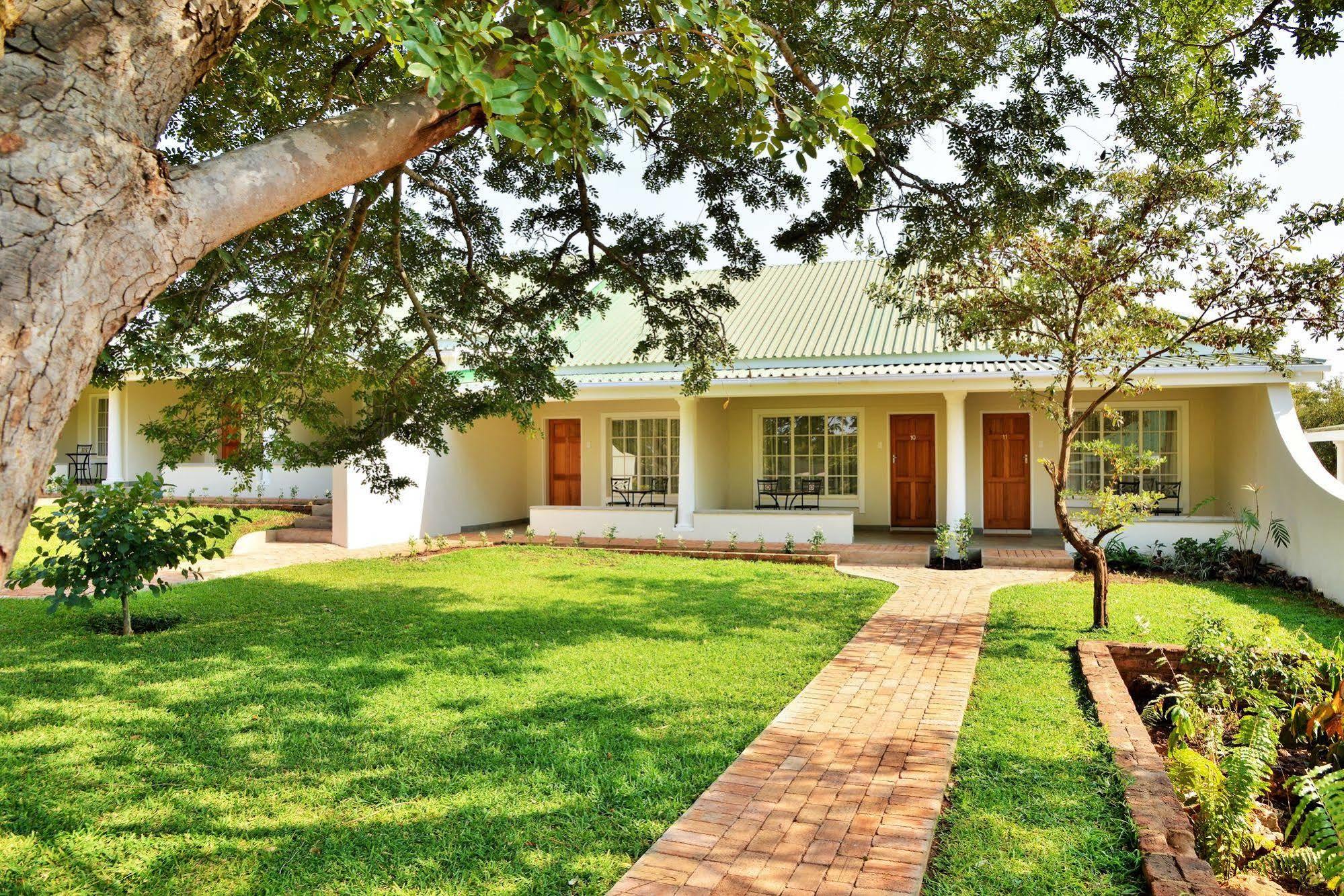 Batonka Guest Lodge Victoria Falls Exterior photo