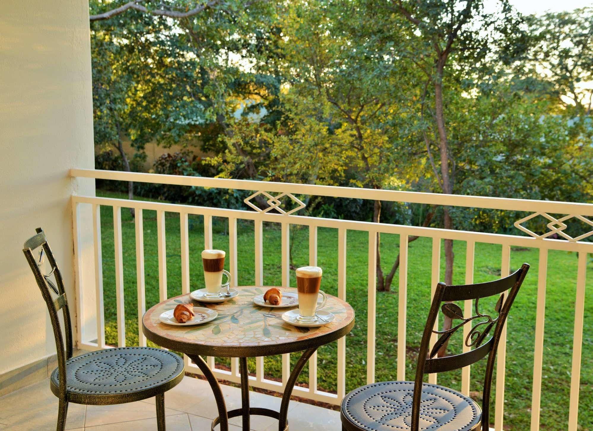 Batonka Guest Lodge Victoria Falls Exterior photo