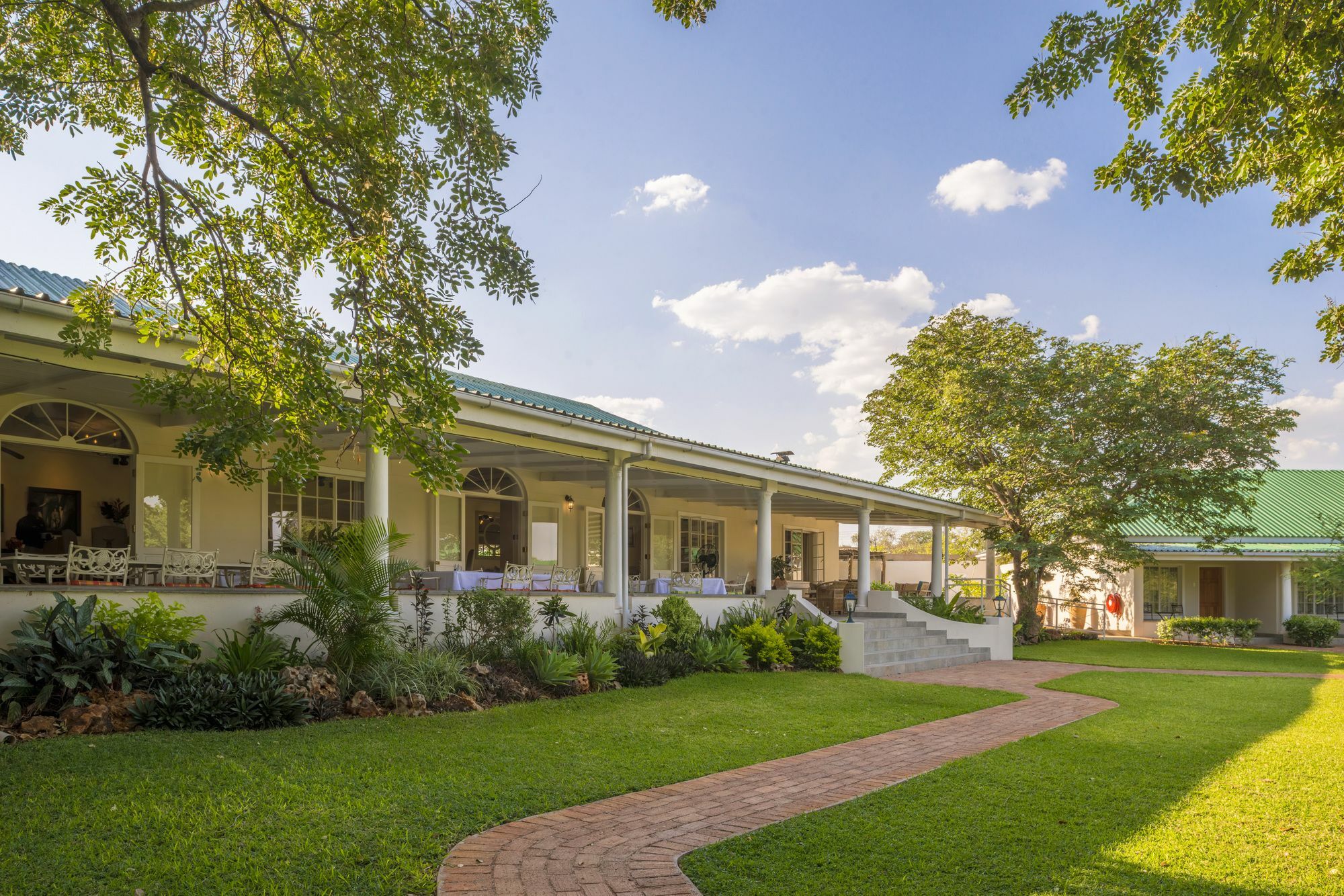 Batonka Guest Lodge Victoria Falls Exterior photo